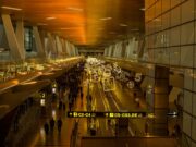 Les MRE augmentent les arrivées au Maroc : détails et analyse Crowded airport with passengers arriving in Marrakech, Morocco