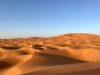 Le tourisme au Maroc et en Égypte : qui aura le plus de succès ? Famille voyageant en Égypte ou au Maroc en regardant des pyramides ou des palais