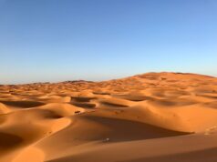 Le tourisme au Maroc et en Égypte : qui aura le plus de succès ? Famille voyageant en Égypte ou au Maroc en regardant des pyramides ou des palais