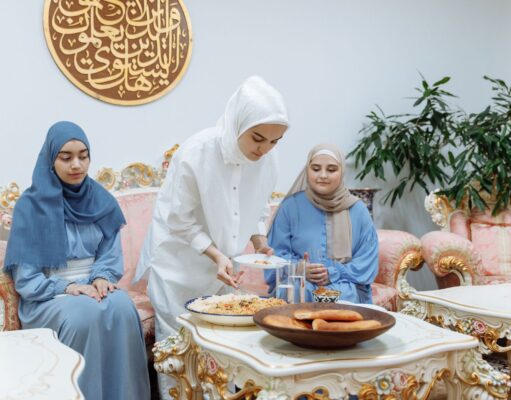 Les 5 applications indispensables pour passer un bon Ramadan 2026 : une aide informatique pour les lecteurs maghrébins de la diaspora Musulmans utilisant des applications sur leur smartphone pour passer un bon Ramadan