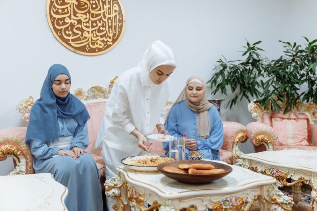 Applications pour Ramadan Musulmans utilisant des applications sur leur smartphone pour passer un bon Ramadan