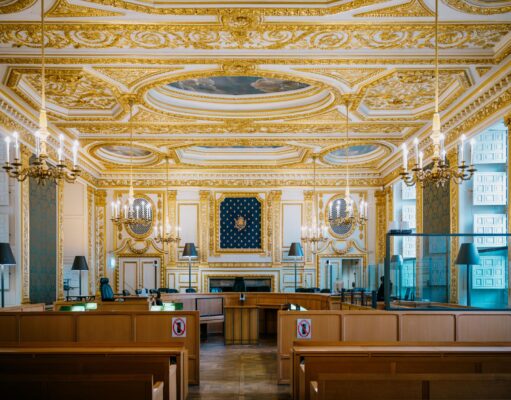 La controverse de l’ancien combattant de Daesh : comment la France et l’Algérie réagissent Salah Abdeslam dans un tribunal français, représentant la fracture entre la France et l'Algérie