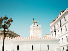 Patrimoine culturel métissé à explorer dans la ville d’Alger : un voyage temporel et spatial Famille explorant le patrimoine métissé à Alger