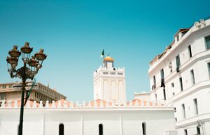 Patrimoine culturel métissé à explorer dans la ville d’Alger : un voyage temporel et spatial Famille explorant le patrimoine métissé à Alger