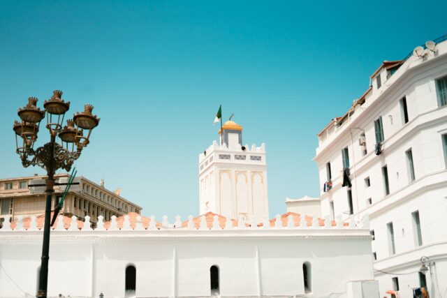 Famille explorant le patrimoine métissé à Alger