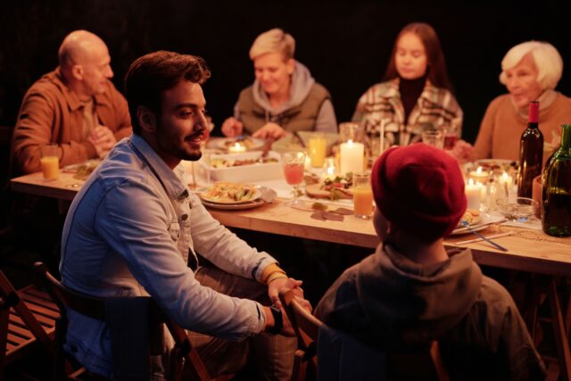 Famille marocaine reunion traditionnelle autour d'une table de couscous