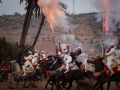 Célébration de l’Aïd el-Kébir : Tradition et réglementation en France Famille maghrébine célébrant l'Aid el-Kebir en France avec repas traditionnels