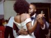 Un mariage traditionnel africain au Sussex : une célébration mémorable pour un couple d’origine maghrébine Couple d'origine maghrébine en tenue traditionnelle dansant au mariage au Sussex