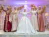 Un mariage à Las Vegas sans tradition : un couple choisit une cérémonie moderne A young Tunisian couple exchanging vows in a modern, personalized wedding ceremony in Las Vegas