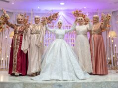 Un mariage à Las Vegas sans tradition : un couple choisit une cérémonie moderne A young Tunisian couple exchanging vows in a modern, personalized wedding ceremony in Las Vegas