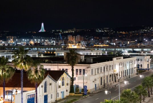 Le Nouveau Voyage du Pape en Algérie : Un Retour au Pays de Saint Augustin Le Pape François en visite en Algérie avec des fidèles
