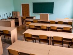 Rentrée scolaire : guide pratique pour inscrire votre enfant en Algérie, Tunisie ou Maroc sans vaccination Famille avec enfant en train d'inscrire un enfant à l'école en Algérie, Tunisie ou Maroc sans vaccination
