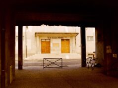 Rentrée scolaire : les options pour l’école maternelle en France pour les familles Maghrébines Famille Maghrébine devant école maternelle en France