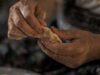 La cuisine traditionnelle maghrébine : histoire, recettes et significations Famille algérienne en train de préparer une recette traditionnelle de cuisine maghrébine