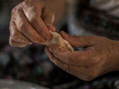 La cuisine traditionnelle maghrébine : histoire, recettes et significations Famille algérienne en train de préparer une recette traditionnelle de cuisine maghrébine