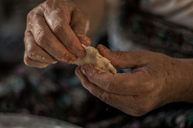 Famille algérienne en train de préparer une recette traditionnelle de cuisine maghrébine