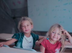 Guide pratique de la scolarisation des enfants en situation de handicap en Isère : lien avec la culture maghrébine Enfants handicapés maghrébins en uniforme scolaire assis autour d'une table de cuisine traditionnelle algérienne