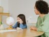 Rentrée scolaire : Les options disponibles pour les enfants non-vaccinés Famille discutant des options scolaires pour leur enfant non-vacciné