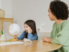 Rentrée scolaire : Les options disponibles pour les enfants non-vaccinés Famille discutant des options scolaires pour leur enfant non-vacciné