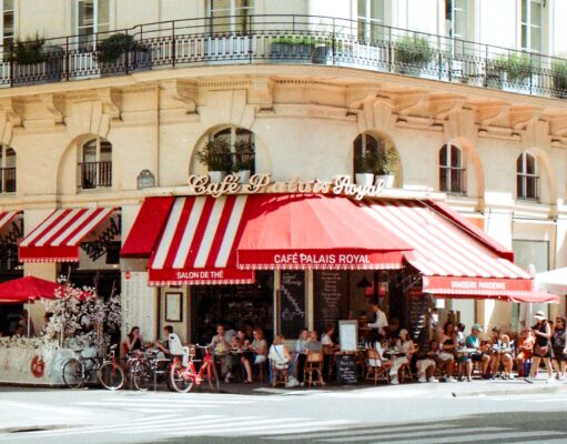 Ségolène Royal se laisse séduire par la gastronomie algérienne : son restaurant préféré à Paris Ségolène Royal assise au restaurant algérien à Paris en train de déguster un plat