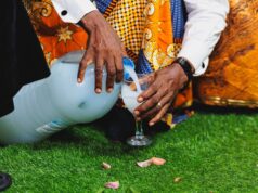 Le mariage traditionnel africain en Angleterre : l’histoire d’un couple African couple in traditional wedding attire in England