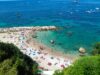 Carole Bouquet et la Perle noire de la Méditerranée : un lieu idyllique d’été pour les lecteurs maghrébins de la diaspora Carole Bouquet posant sur la plage de Capri en Mediterranée