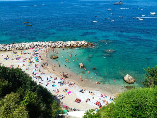 Carole Bouquet posant sur la plage de Capri en Mediterranée