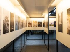Zahira Tigtate : l’exposition « L’Art de vivre Amazigh » au Centre Culturel CBF de Drancy Zahira Tigtate présentant une œuvre de l'exposition L'Art de vivre Amazigh au Centre Culturel CBF de Drancy