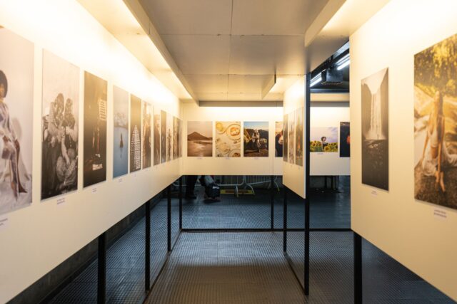 Zahira Tigtate exposition Amazigh Zahira Tigtate présentant une œuvre de l'exposition L'Art de vivre Amazigh au Centre Culturel CBF de Drancy