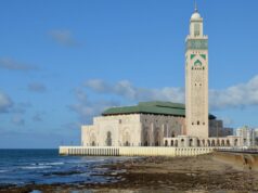 Le plus grand centre commercial au Maroc exploite 90 % du gazoduc Maghreb-Europe : une opportunité inespérée pour les investissements Grand centre commercial au Maroc avec gazoduc Maghreb-Europe en arrière-plan, investisseurs discutant