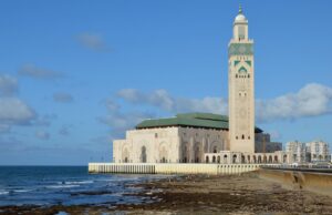 Le plus grand centre commercial au Maroc exploite 90 % du gazoduc Maghreb-Europe : une opportunité inespérée pour les investissements Grand centre commercial au Maroc avec gazoduc Maghreb-Europe en arrière-plan, investisseurs discutant