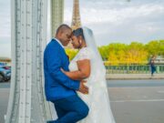 Un mariage traditionnel africain en Sussex suivi d’une fête mémorable à Paris : Une célébration de l’amour transfrontalière Traditional African wedding in Sussex followed by a memorable Paris party with a couple embracing in front of Eiffel Tower