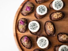 Fin du Ramadan 2026 : les meilleures recettes de desserts gourmands pour célébrer l’Aïd-el-Fitr famille réunie autour d'une table avec des desserts traditionnels pour l'Aïd-el-Fitr