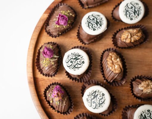 Fin du Ramadan 2026 : les meilleures recettes de desserts gourmands pour célébrer l’Aïd-el-Fitr famille réunie autour d'une table avec des desserts traditionnels pour l'Aïd-el-Fitr