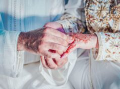 Une nouvelle mutation familiale : mariages tardifs et natalité en baisse chez les Marocains Famille marocaine réunie autour du mariage tardif