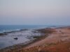 Le Maroc, terre promise des camping-caristes : 8 itinéraires exemplaires qui suscitent le désir de voyager Camping-car parcourant les paysages variés du Maroc Atlantique