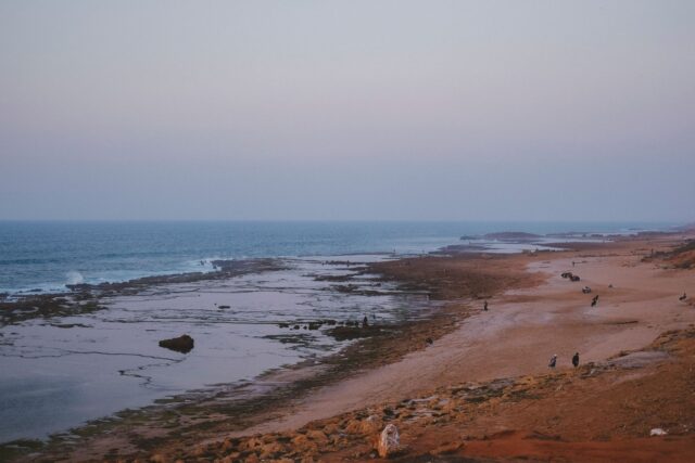 Maroc Atlantique - Camping-car Camping-car parcourant les paysages variés du Maroc Atlantique