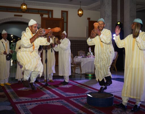 Comment préparer un mariage traditionnel africain au Maroc pour un événement mémorable African traditional wedding in Morocco with colorful decorations, music, and dancing