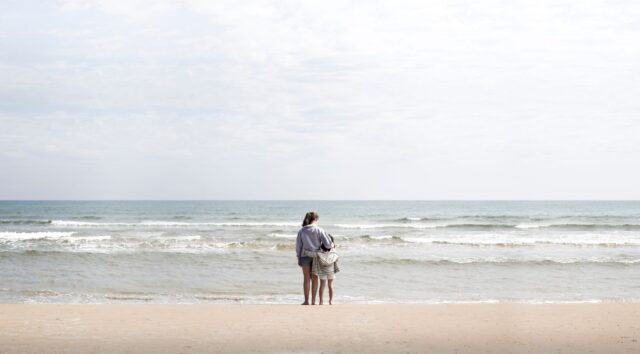 Famille au bord de la plage all-inclusive au Maroc