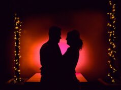 Las Vegas : le choix idéal pour un mariage non traditionnel Couple maghrébin en tenue de mariage non traditionnel dans Las Vegas