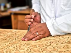 Artisanat marocain : 272 corporations créées, une progression en 2025 malgré un contexte international difficile Woman working on intricate Moroccan craft, 272 corporations created, progress in 2025