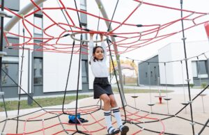 L’école active : pourquoi l’enfant algérien doit pouvoir bouger Enfant algérien en mouvement dans une classe d'école active