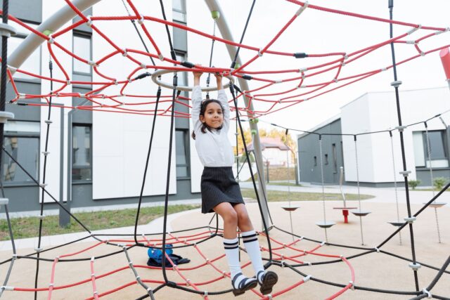 Enfant algérien en mouvement dans une classe d'école active