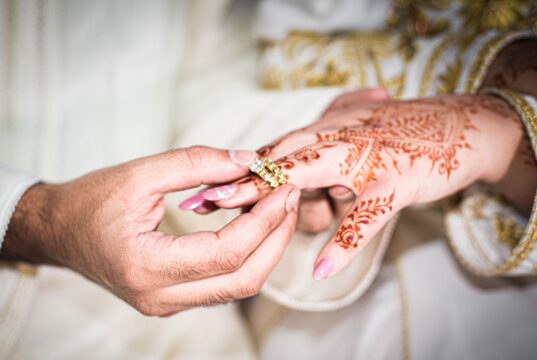 La tradition marocaine du mariage dans le Sussex, Angleterre, suivie d’une fête inoubliable à Paris Moroccan bride and groom in traditional wedding attire in a Sussex, England garden