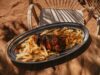 Recette traditionnelle marocaine : La préparation d’une chorba frik pour l’Eid al-Adha Famille autour d'une table à Marrakech, préparant une chorba frik