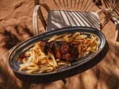 Recette traditionnelle marocaine : La préparation d’une chorba frik pour l’Eid al-Adha Famille autour d'une table à Marrakech, préparant une chorba frik