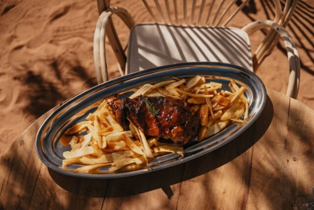 Famille autour d'une table à Marrakech, préparant une chorba frik