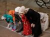 Ramadan 2026-2027 : les dates clés des fêtes musulmanes à l’école Enfants musulmans en prière à la mosquée pendant Ramadan