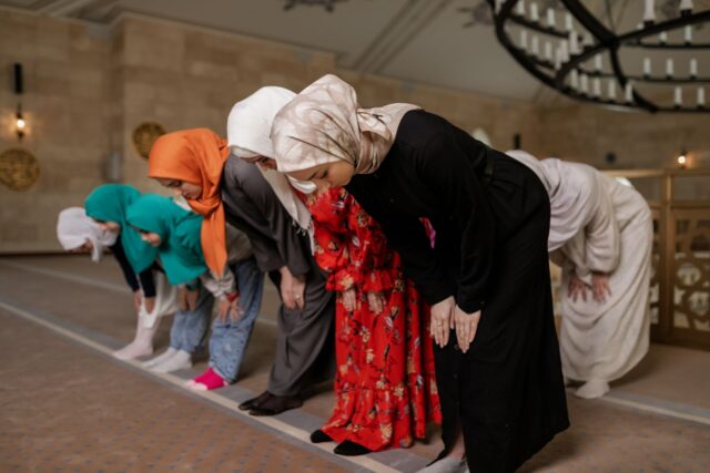 Enfants musulmans en prière à la mosquée pendant Ramadan