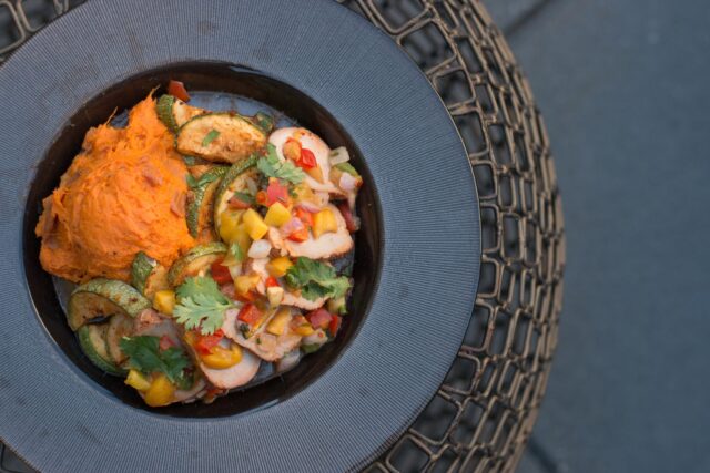Recette de marka marocain avec poulet et patates douces sur une assiette